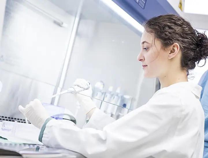 Frau in Laboratory