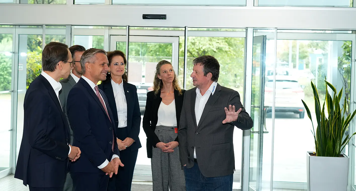 Federal Minister Hattmannsdorfer visits the Philips site in Klagenfurt